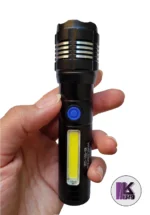 تصویری از چراغ قوه پلیسی زوم دار مدل mx-981 در دست