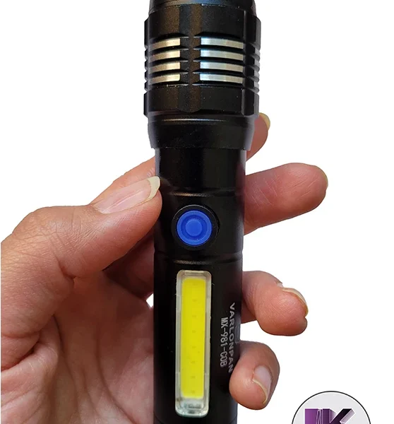 تصویری از چراغ قوه پلیسی زوم دار مدل mx-981 در دست