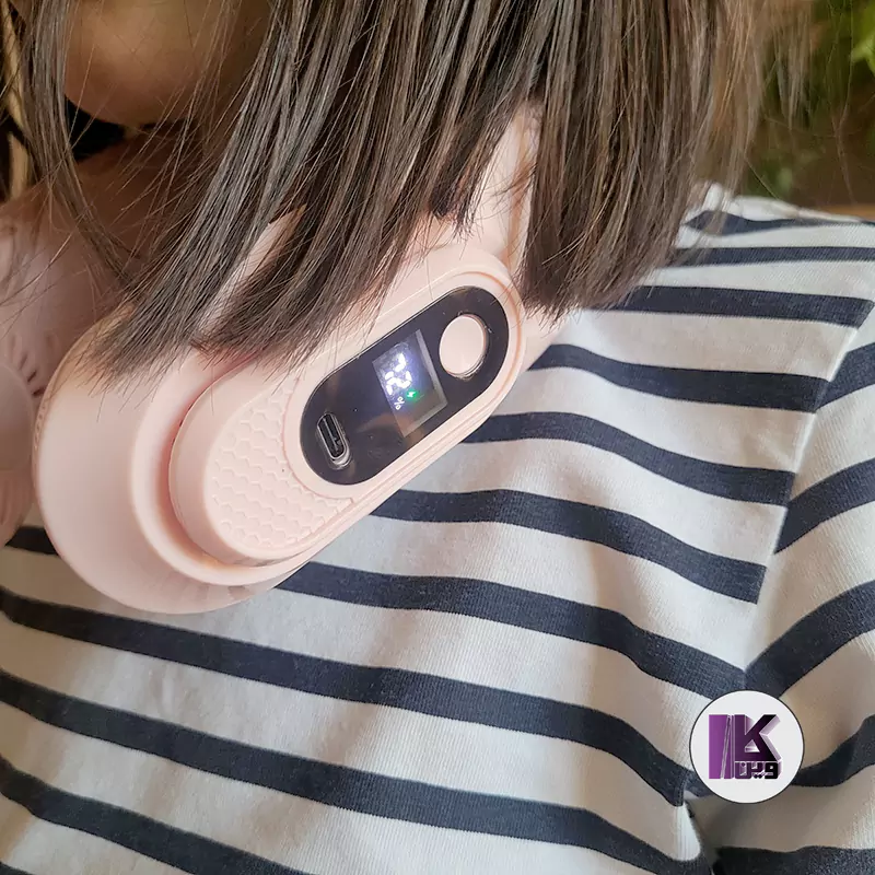 تصویر پنکه گردنی بی سیم U-Neck دارای صفحه دیجیتال رنگ صورتی دور گردن