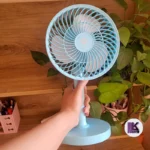 تصویری از پنکه شارژی رومیزی DeepKing مدل DK-131 رنگ آبی در دست