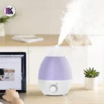 تصویر بخور سرد رنگ سفید طرح قطره اشکی ۲.۶ لیتر روی میز در حال استفاده