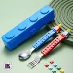 تصویری از ست قاشق و چنگال کودک با طرح لگو آبی و قرمز و اجزای آن