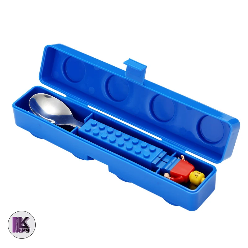 تصویری از ست قاشق و چنگال کودک با طرح لگو آبی و قرمز در جعبه