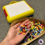 تصویری از ظرف غذای لگویی کودک 1100 میلی‌لیتر با 500 قطعه لگو و نشان دادن قطعات لگو