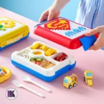 تصویری از ظرف غذای لگویی کودک 1100 میلی‌لیتر با 500 قطعه لگو در حال استفاده