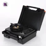 تصویری از اجاق گاز سفری سه‌ شعله یانچوان رنگ مشکی بادگیر دار در داخل کیف حمل