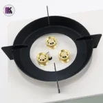 تصویری از نمای بالای اجاق گاز سفری سه‌ شعله یانچوان رنگ سفید بادگیر دار